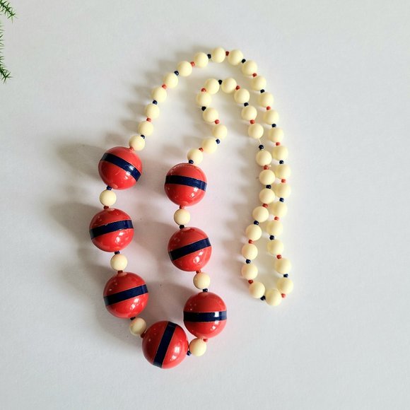 Vintage red blue and beige plastic beads chunky necklace. - Picture 3 of 6